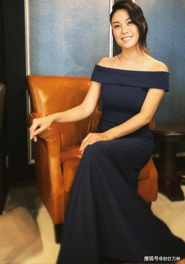 原创廖碧儿穿衣太大胆穿蕾丝刺绣露脐装搭包臀半裙身材发福好尴尬