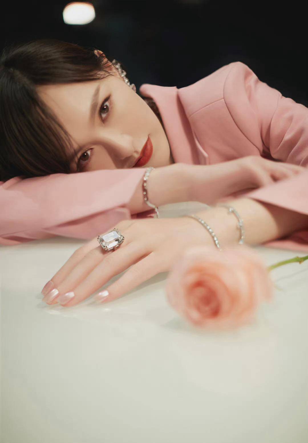 御姐 38岁的唐嫣美貌营业，身穿粉色西装套装又飒又美，大长腿抢镜