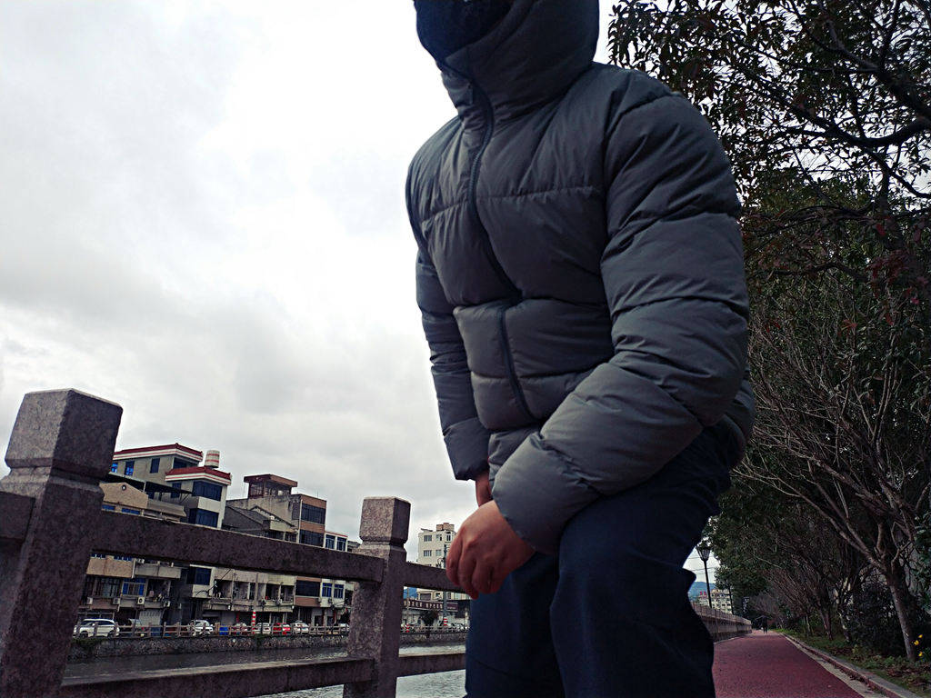 天气 降温了，我得穿这款保暖舒适的黑冰T1203羽绒服