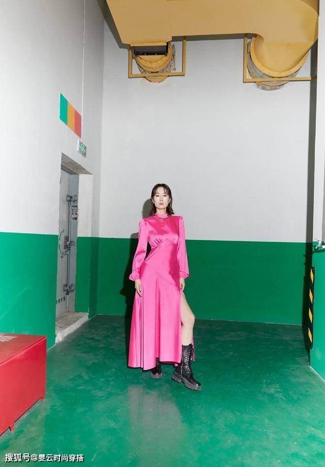 刘敏涛 45岁刘敏涛心态超年轻，亮粉色连衣裙衬托出曼妙的身姿，气质优雅