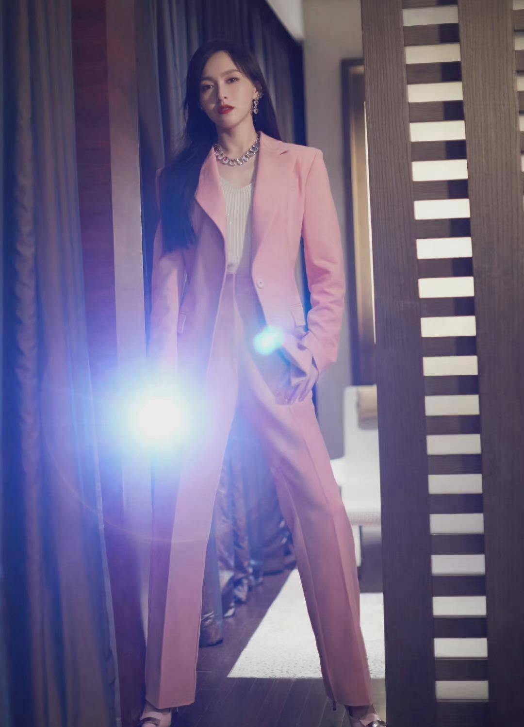 御姐 38岁的唐嫣美貌营业，身穿粉色西装套装又飒又美，大长腿抢镜