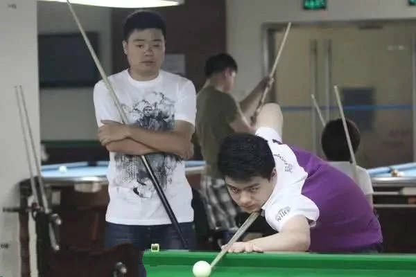 佩里|冠军联赛：中国名将梁文博3-1横扫夺冠，小磨王鲁宁打飞母球+摔球杆