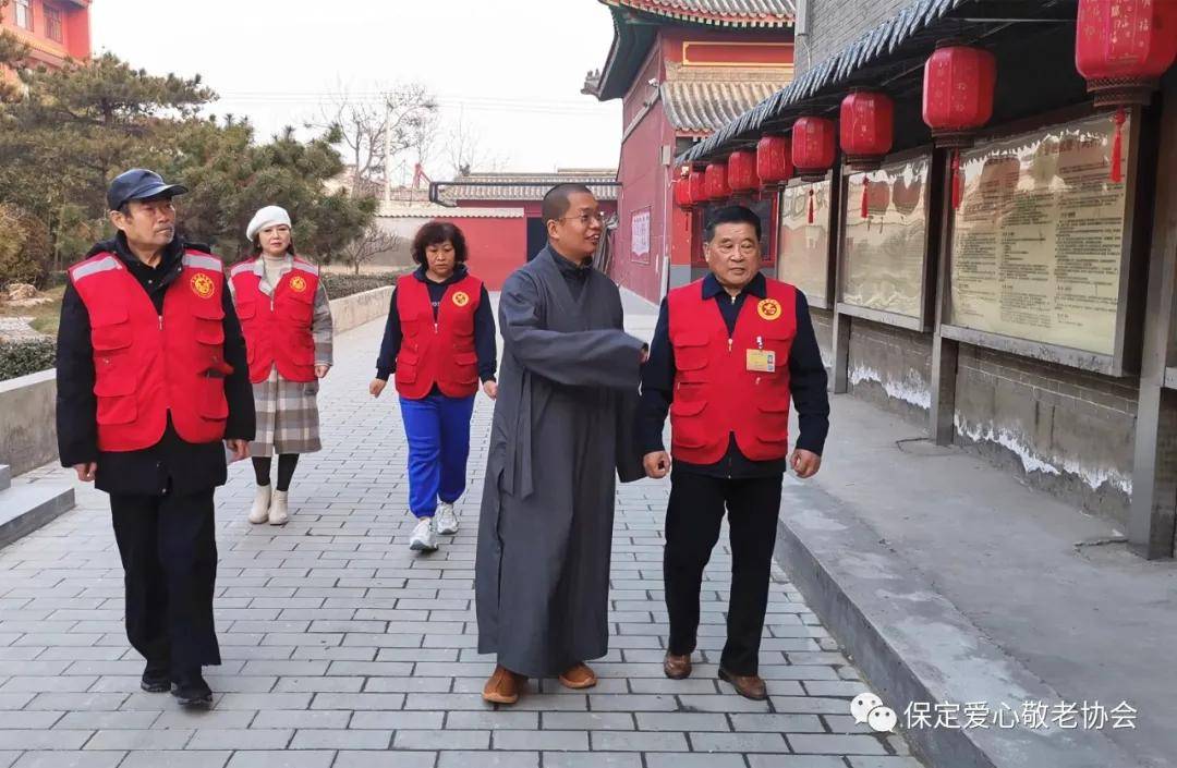 國公營觀音寺主持寂禪法師向大家介紹寺院的文化宣傳欄保定市政協委員