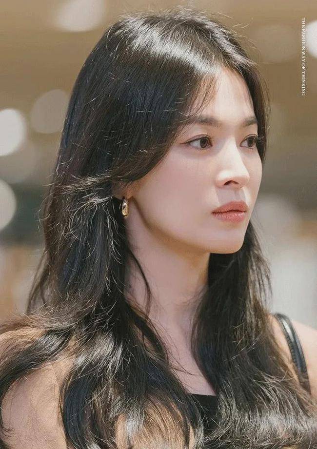 卷发她的齐刘海终于回归，这次大不同！空气刘海发型卷发短发_网易订阅