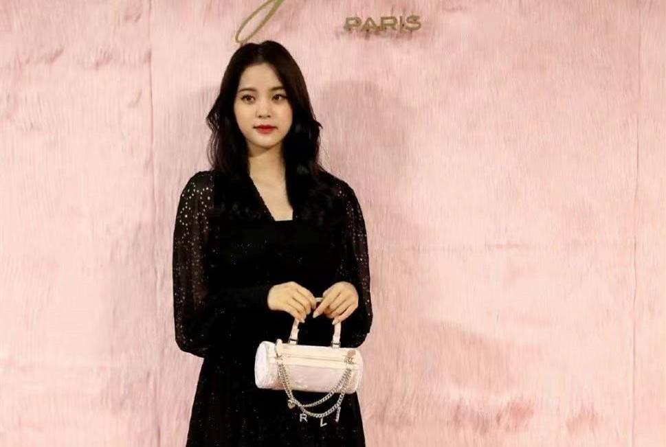 黑色 欧阳娜娜与妹妹出席活动，姐妹俩同穿黑色服装，感觉娜娜气质更好