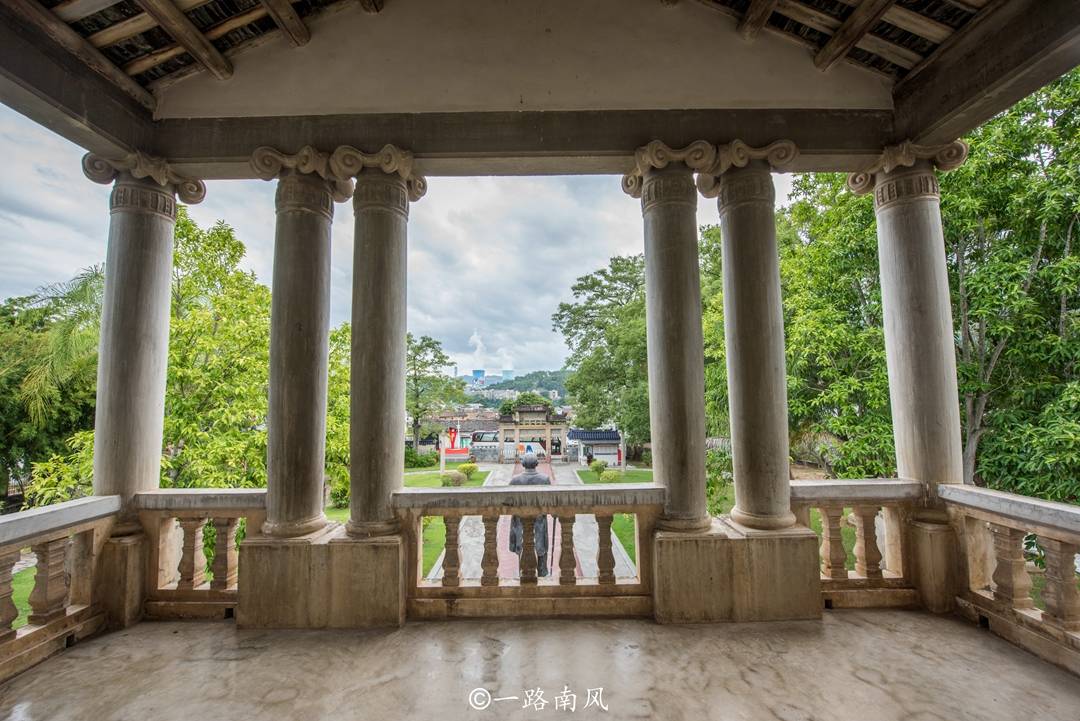 大埔中山纪念堂为 两层水泥框架结构,顶部"中山纪念堂"五字由胡汉民题