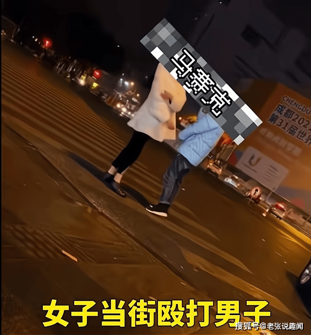 深夜街头,女子对男子狂扇耳光 ,男子默默承受不敢还手_女人_男人_暴力