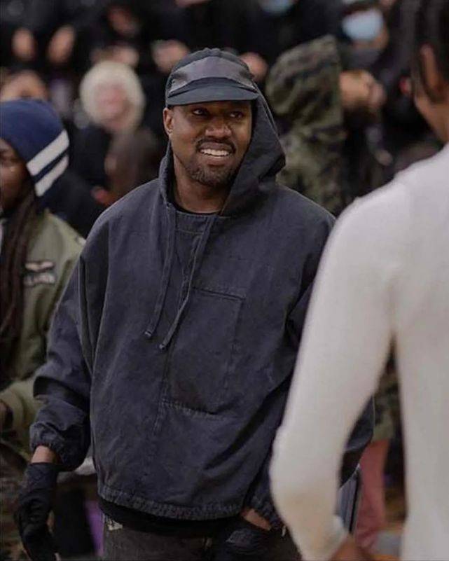 后续 又要突袭？Yeezy x GAP联名&quot;黑色冲锋衣&quot;被Kanye上身，疑将发售！