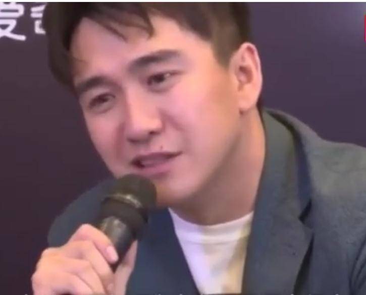 小动作|翟天临曾被记者问论文进展，紧张的抿舌头、摸鼻子，说话都变结巴