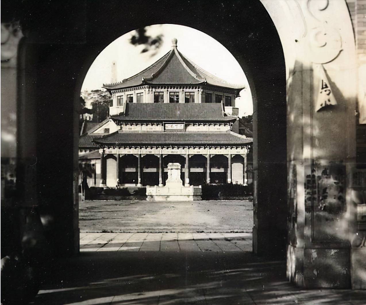 这座纪念堂于1928年动工,在广州总统府的旧址上建造1931年落成,总占地