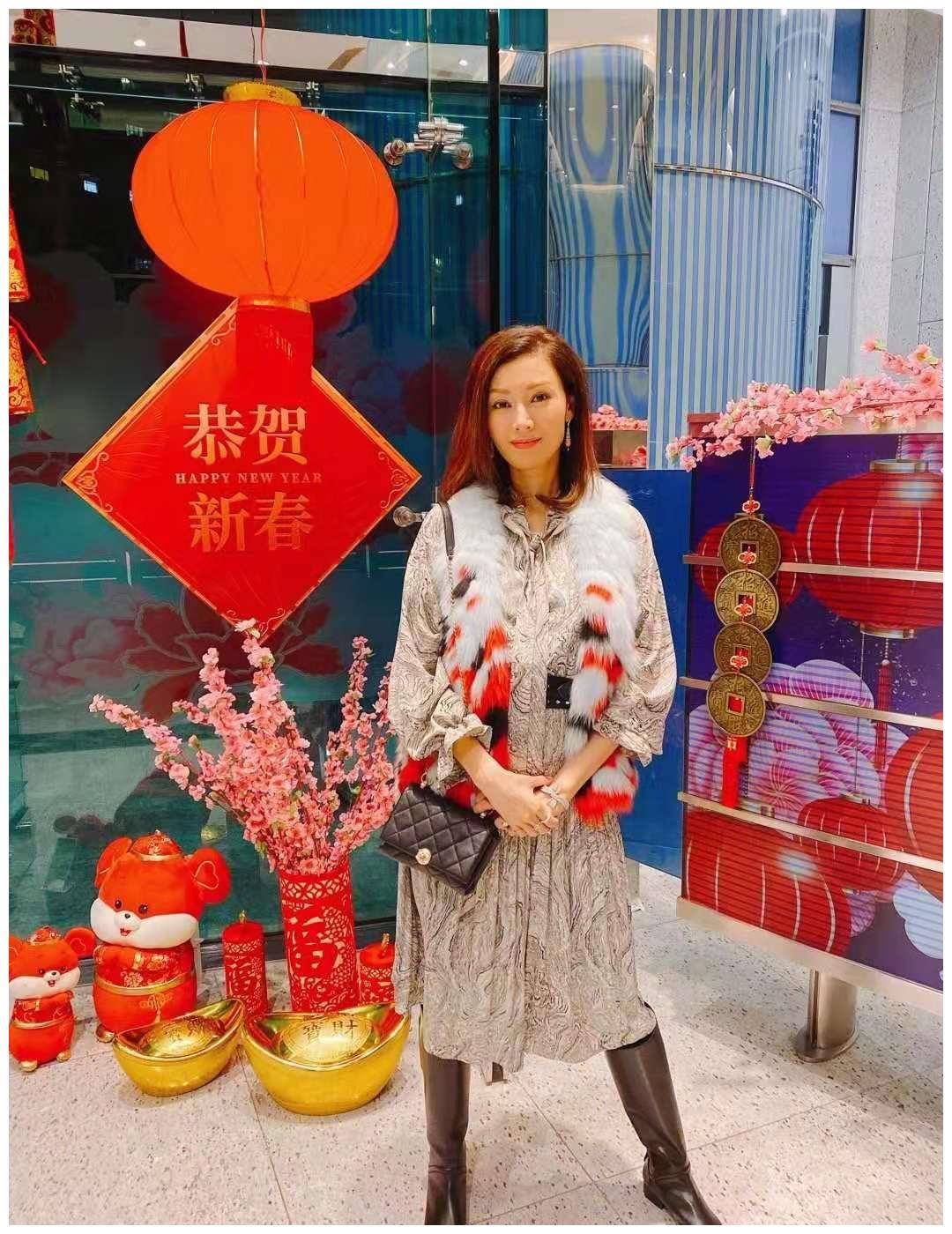 状态 李嘉欣晒工作照，50岁穿西装紧身裤气质出众，不修图还这么年轻！