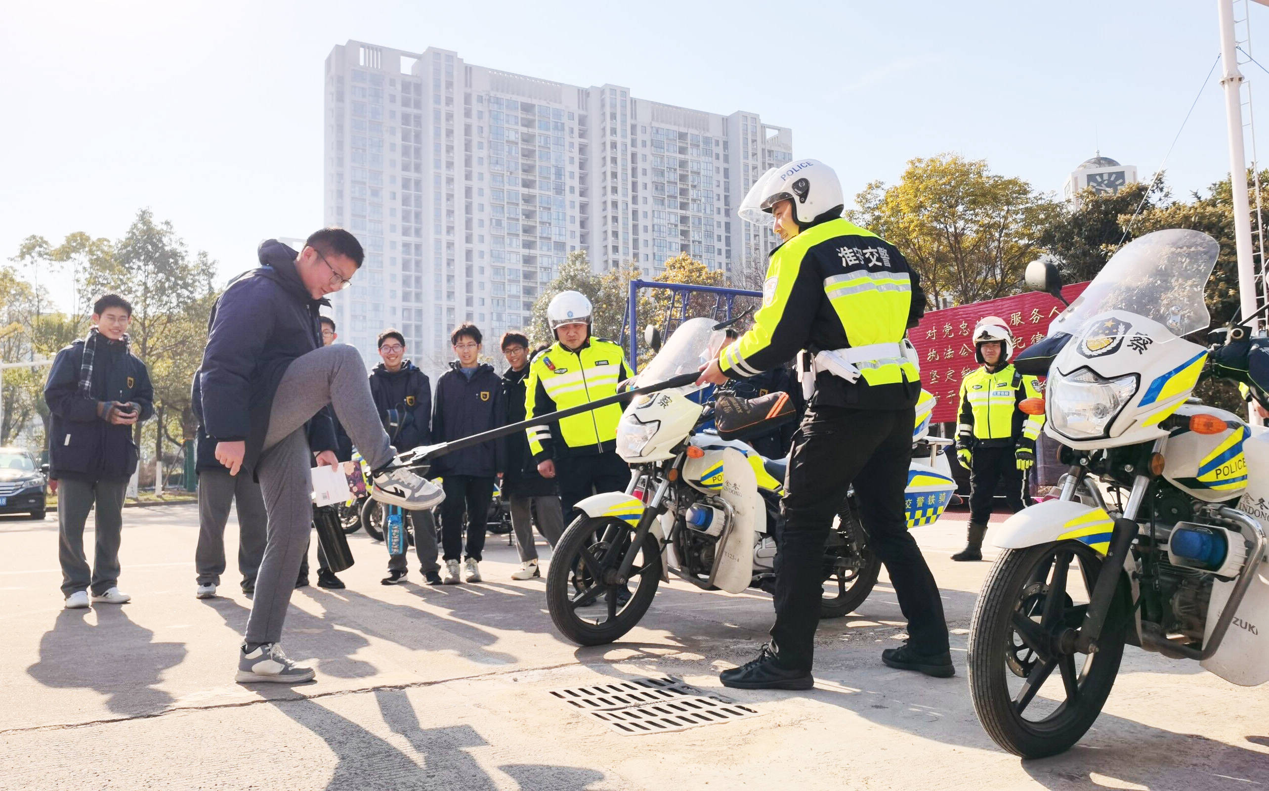 防爆叉,防爆盾牌,防爆特種車輛等警用裝備功能特點和使用要求