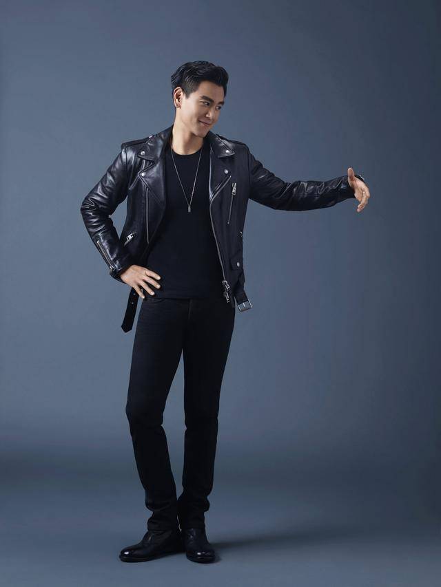 型男彭于晏,身穿亮黑色西装尽显成熟魅力,男神的肌肉线条真man_服装