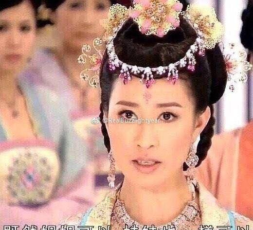 脸部娱乐圈全体女明星都得跪服，52岁比同框的25岁小鲜肉还嫩！