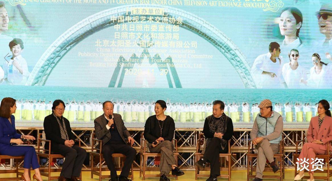 因为61岁倪萍与黄宏同框，生图颜值气质佳，腿细如柴看着吓人