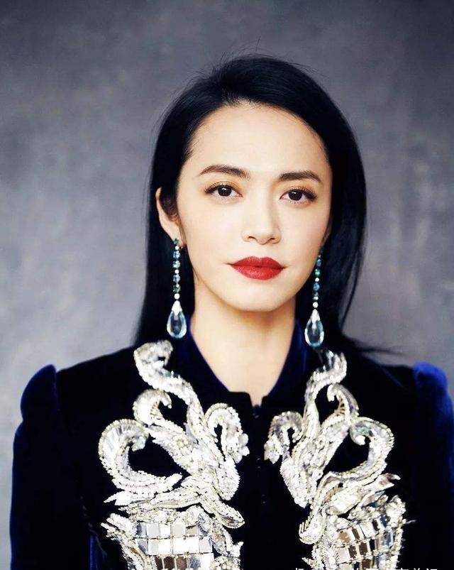 黑色当41岁刘涛同框40岁姚晨，终于明白女人气质比长相重要太多了