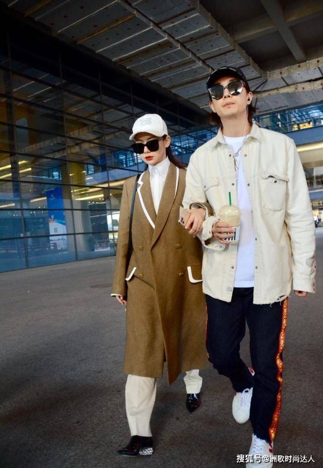 设计 戚薇李承铉又撒狗粮,机场穿搭化身摩登男女,不要太潮了