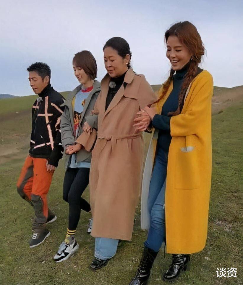因为61岁倪萍与黄宏同框，生图颜值气质佳，腿细如柴看着吓人