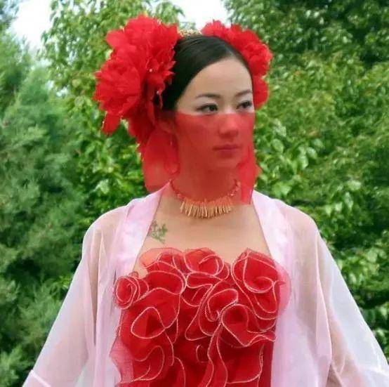 发型头上能干这么多事！女明星奇葩发型数不完，丑拒，但笑得捂不住嘴