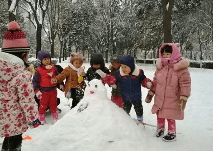 因为|天气逐渐变冷，幼儿园小班面临尴尬处境，来的学生还没有老师多