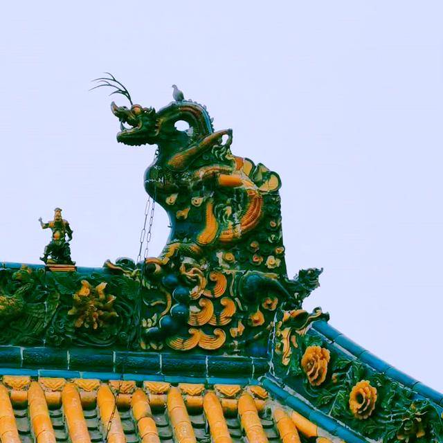 山西“奇怪”寺庙，室内放着很多元代壁画，却把佛像摆在房顶上