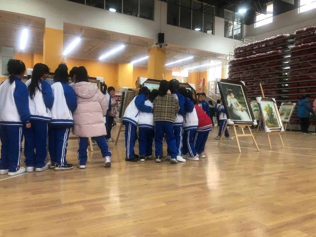 青岛市绿泽学校在莱西市香港路小学开展油画画展_美的_兴趣_魅力