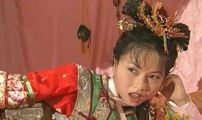 54岁建宁公主刘玉翠现身街头,和阿珂欢乐尬舞,两人加起100多岁_梁小冰