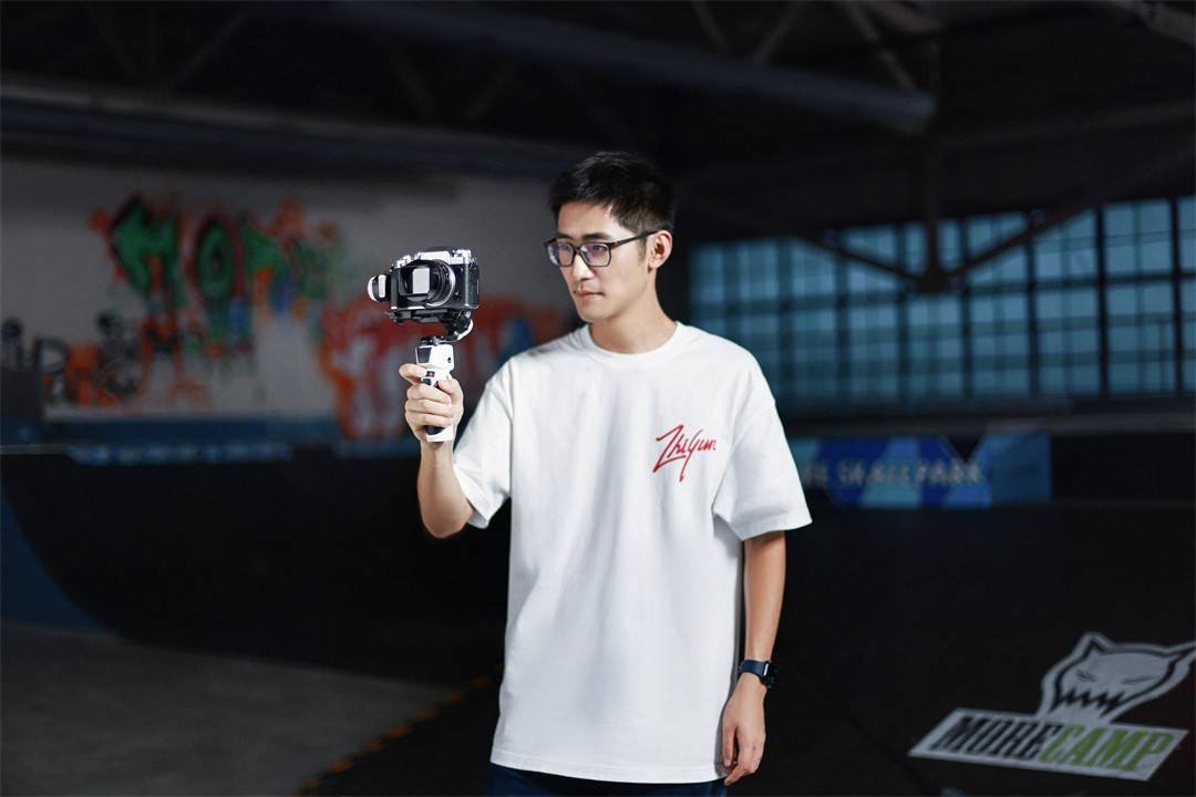 轻量化设计免二次调平智云云鹤m3革新相机稳定器体验