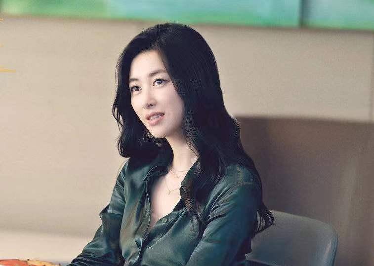 职场|靳东新剧将袭，倪大红和田雨演男配，41岁女主人选成“重头戏”