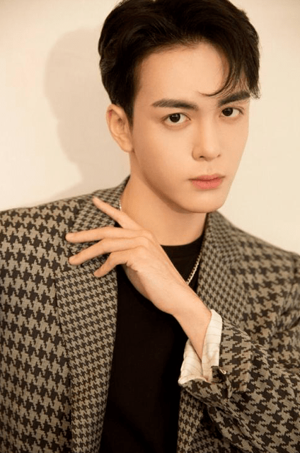 好在"大眼仔"的外形为曾舜晞强势圈粉,加之他后来也在努力修炼演技