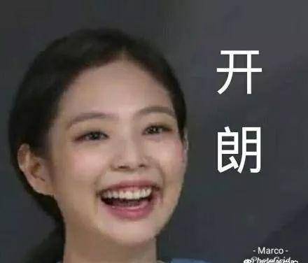 眼睛虽然笑起来嘴大得像要吃人，但她的神颜在一众美人里依然屹立不倒