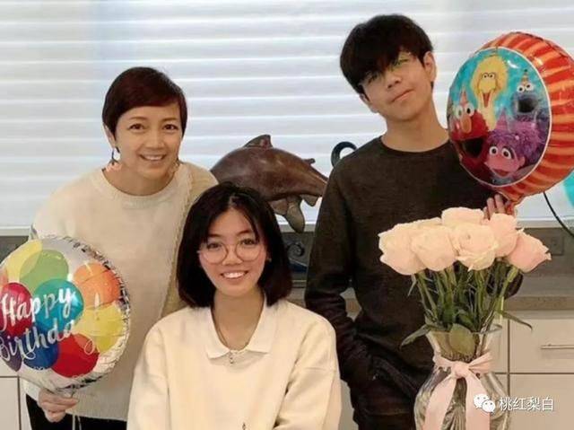 杨婉仪的ins上一直有更新自己的动态,之前曾晒出和儿子,女儿的合影,但