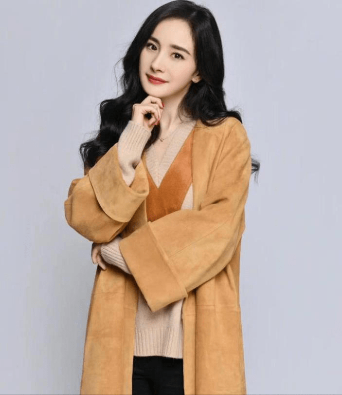 杨幂真的好看,姜黄色大衣内搭毛衣亮相,大波浪卷发配长筒靴