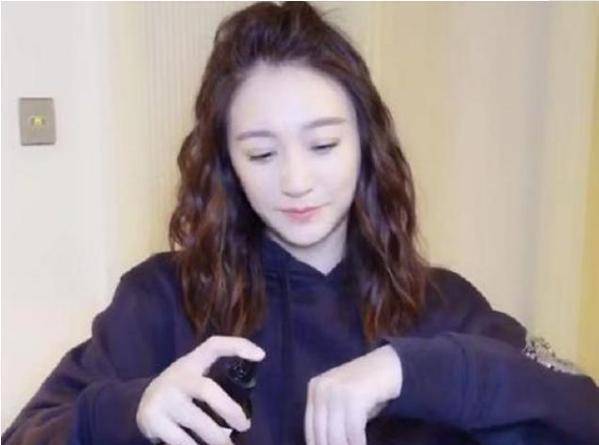 国货李小冉分享的“低调”纯露，网友称它为“反孔精英”，公认的国货之光