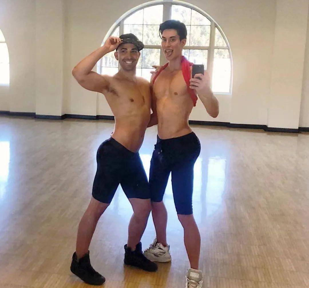 什么10年整容190次,变身猛男芭比,辣眼全网:什么?连全身肌肉都是假的?