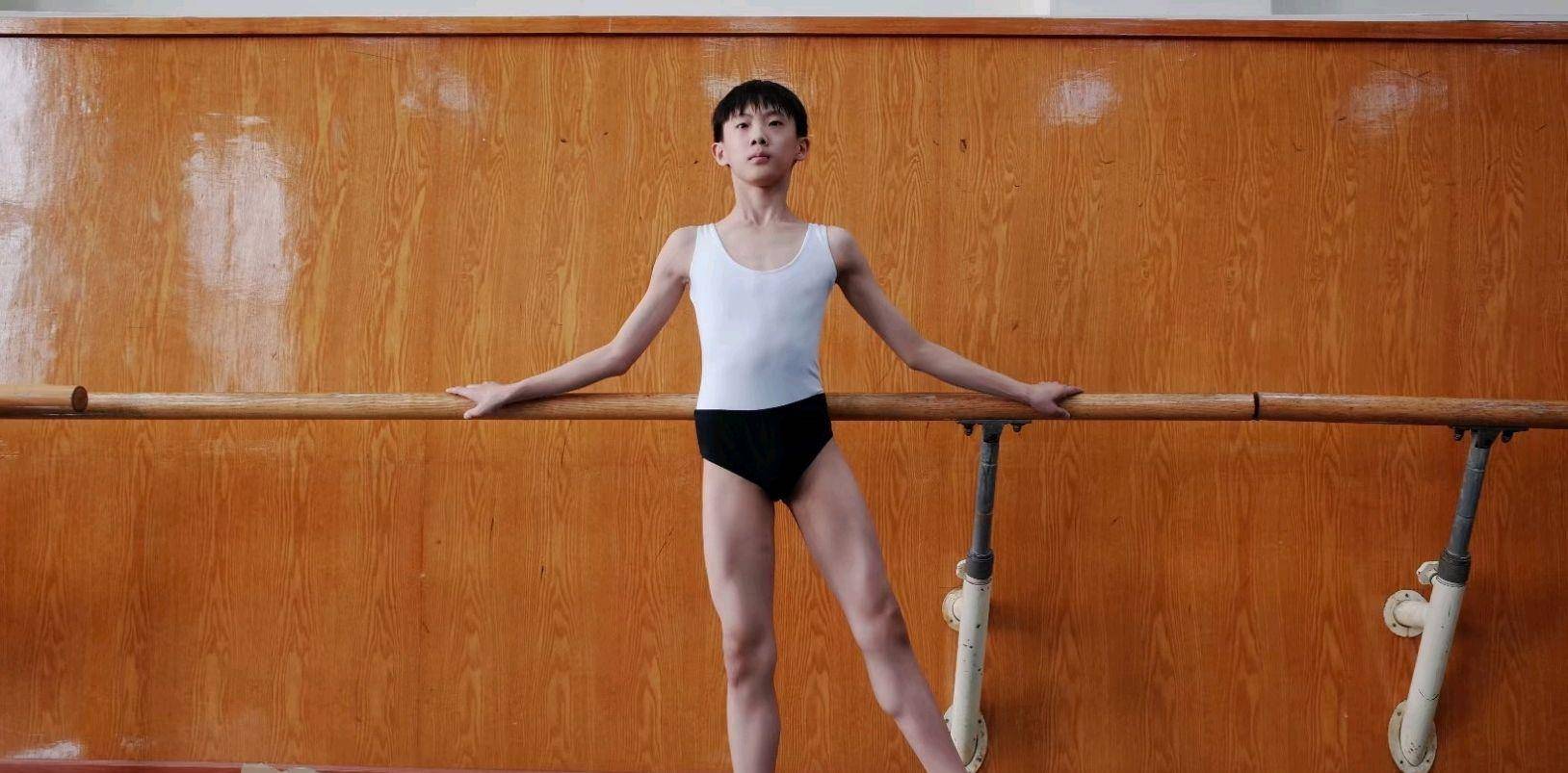 芭蕾基础训练：蹲（男神完美示范！休斯敦芭蕾舞团陈镇威）-搜狐体育