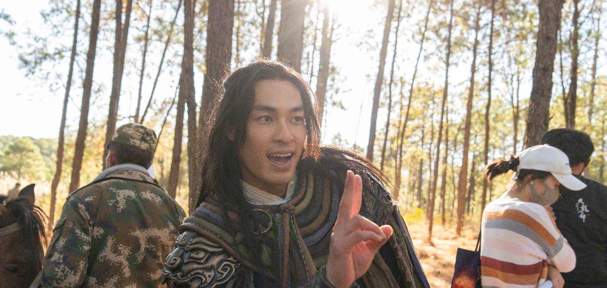 演技|新版《天龙八部》乔峰戏份杀青，杨祐宁亲吻导演于荣光被赞豪爽！