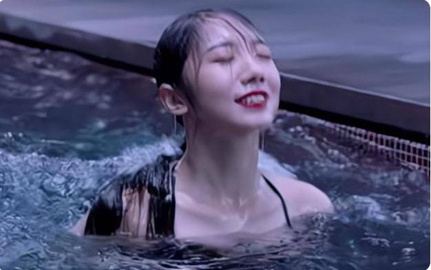 孟美岐早年视频被翻出,穿挂脖泳衣清纯甜美,被网友盛赞有气质_游泳