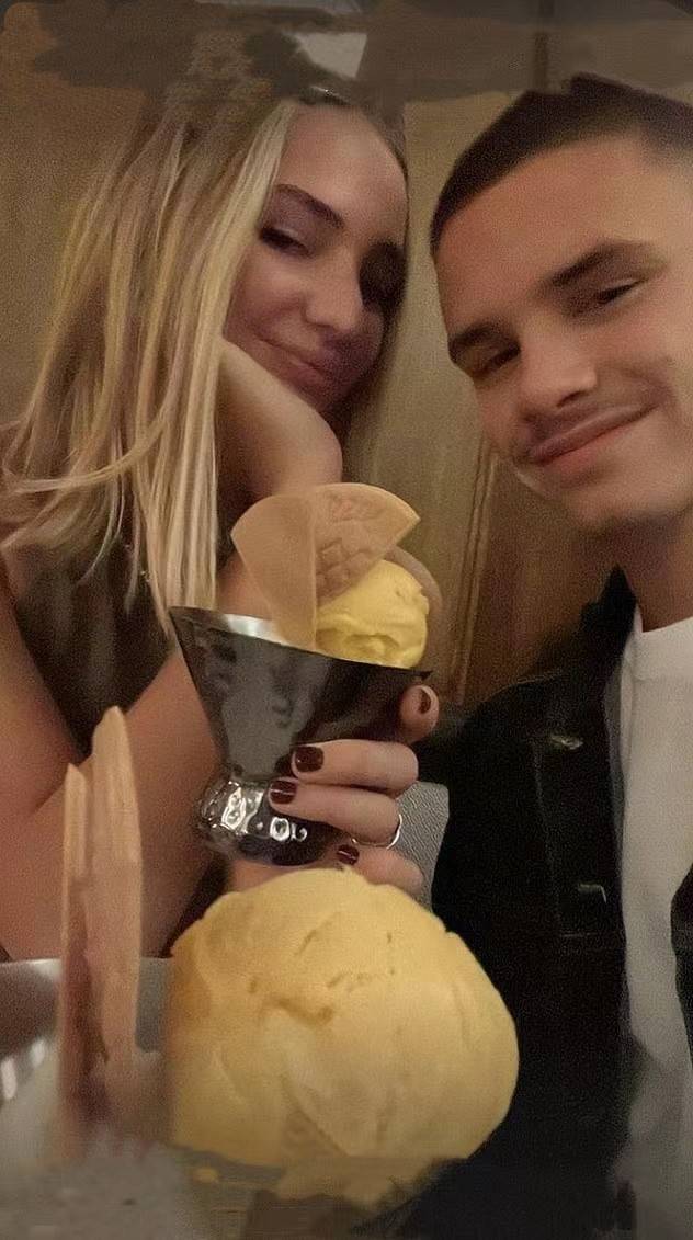 黑色 贝克汉姆的19岁二儿子秀人鱼线！嫩模女友只裹方巾出镜，窄腰很细