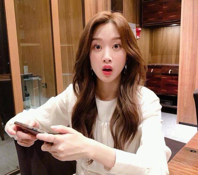 出生名门童星出道,后靠《女神降临》爆红,凭红毯身材圈粉无数_文佳