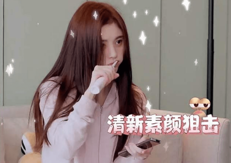 鞠婧祎明星所谓素颜暗藏多少“心机”？睫毛堪比苍蝇腿，脸和脖子有色差