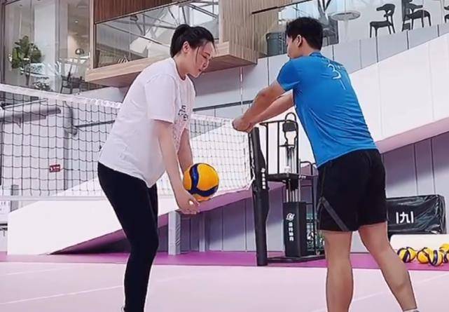 教学|惠若琪挺孕肚教学员打排球，身材发福明显，身姿依旧轻盈