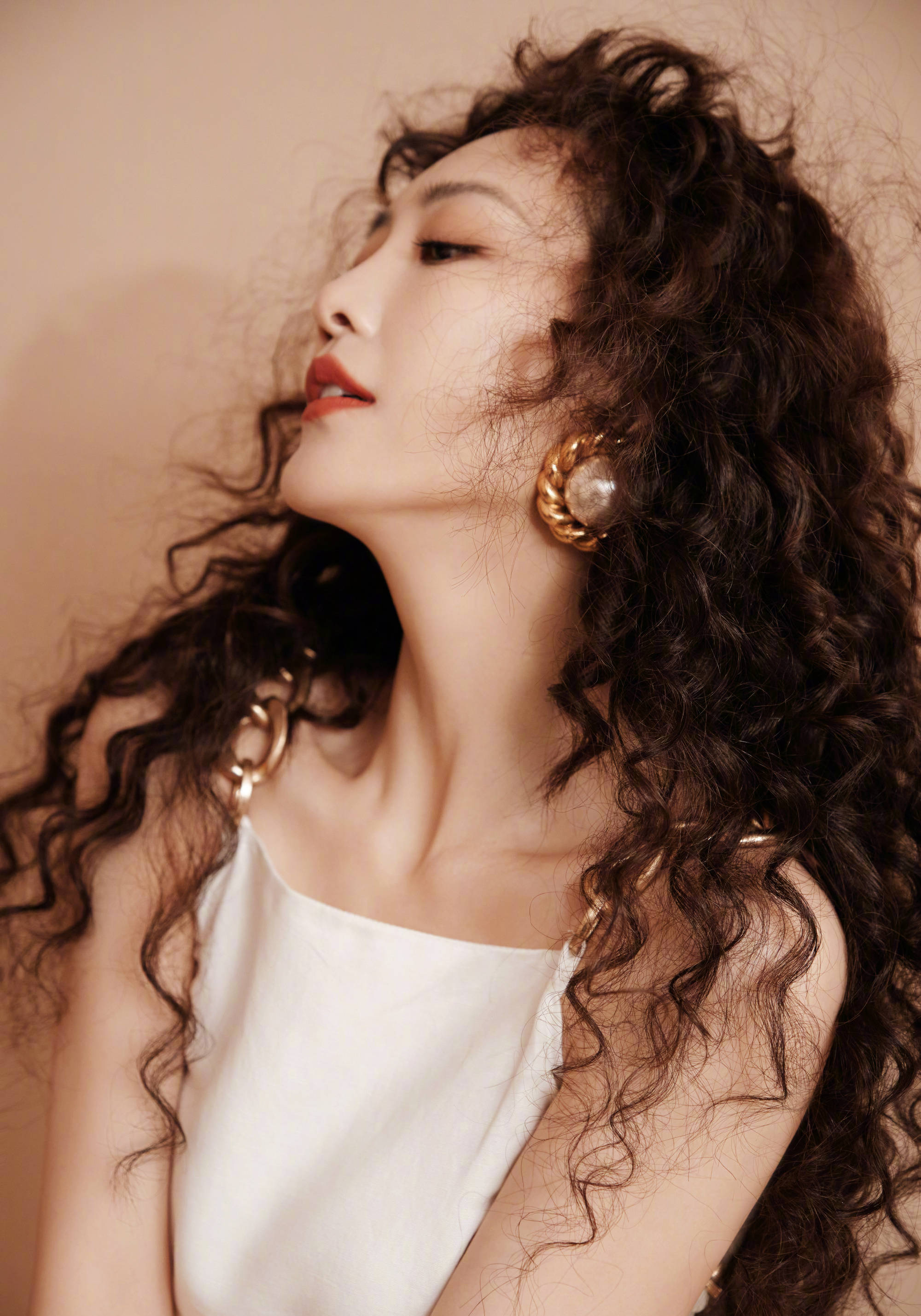 王鸥穿露背性感白衣白裙羊毛卷配红唇美艳动人