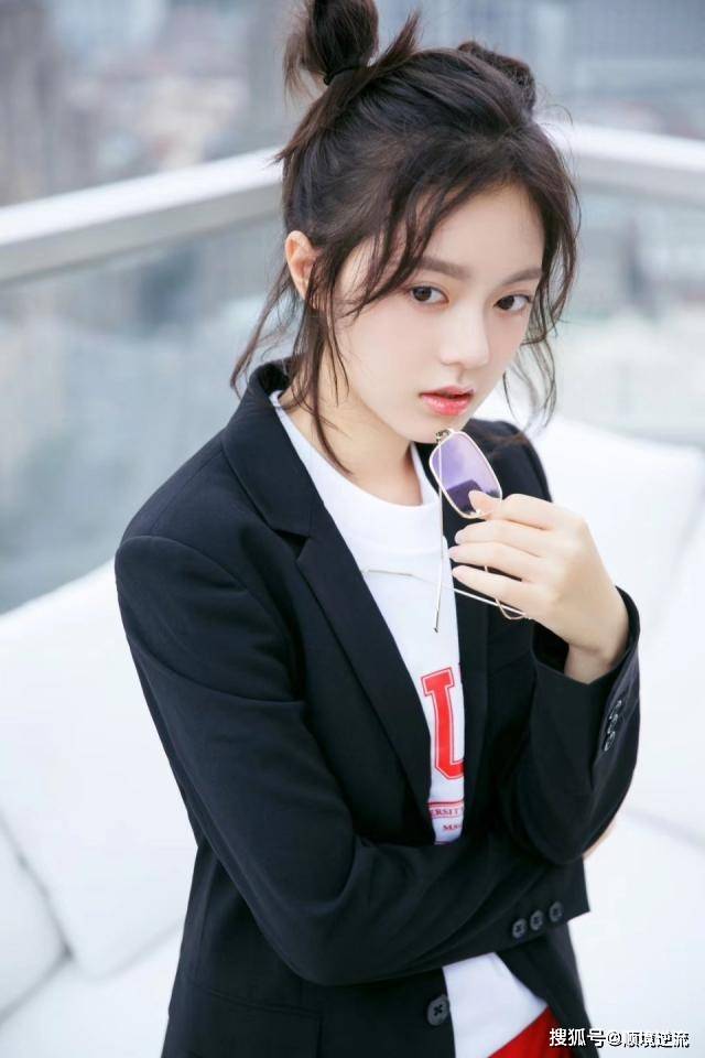 原创个性十足提起00后女明星的穿搭必须安利一波年轻貌美的赵今麦
