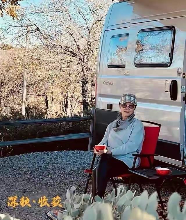 显得姜黎黎67岁自然老去，满头白发不装，穿运动服落落大方气质升华！