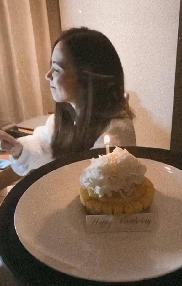 邓紫棋在线表演魔术为男友马克庆生,一脸得意又娇羞,超浪漫_网友_baby