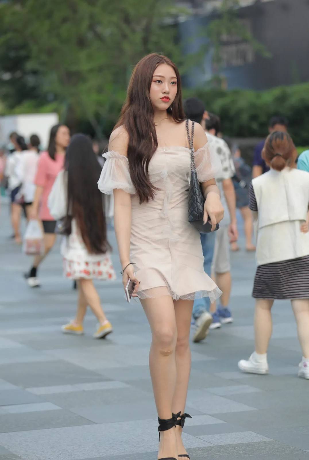 美得 如何穿出赏心悦目的时髦感?只需要一字领连衣裙,美得很高级