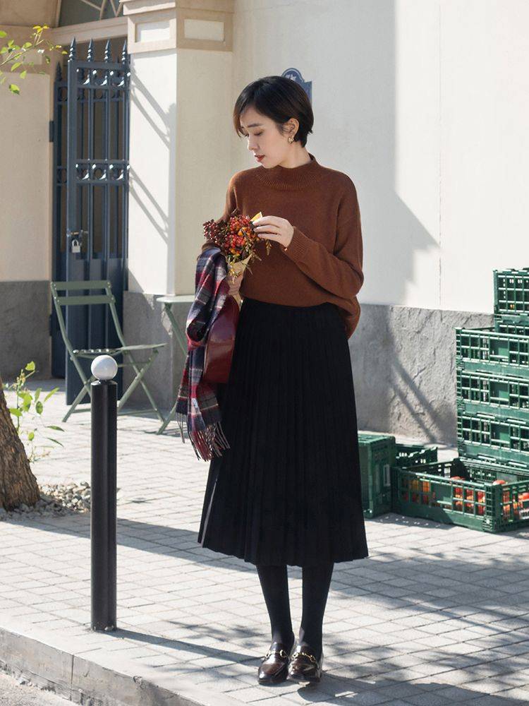 毛衣 穿大衣时,里面穿什么更讲究?“毛衣+半身裙”才是yyds,好优雅