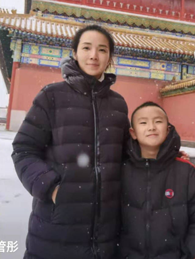 原创央视主持人管彤晒儿子近照8岁赵佳冬长到她肩头还送新年祝福