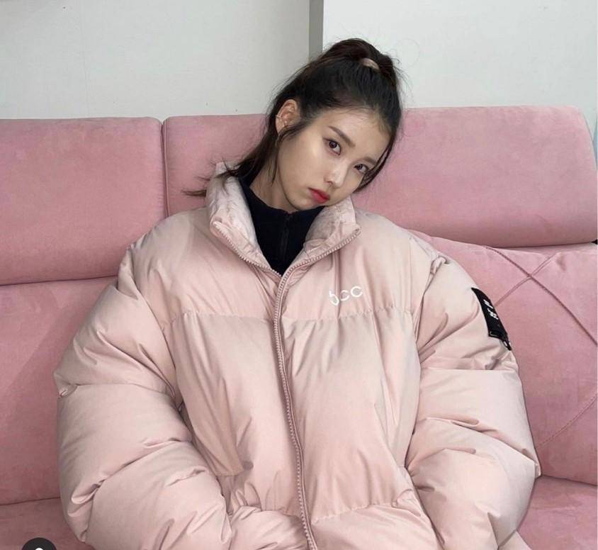 身穿「冬天必备羽绒服」意外掀模仿讨论_外套_缝线_照片